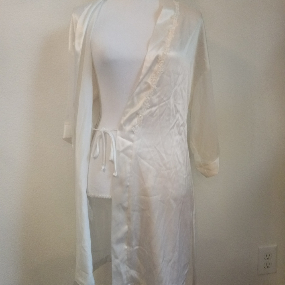 Robe - Picture 2 of 6